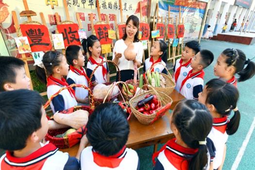 校园里欢庆“丰收节”