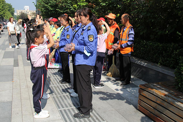 临汾尧都区科奥小学开展“小手拉大手 童心送温暖”公益活动2.jpg