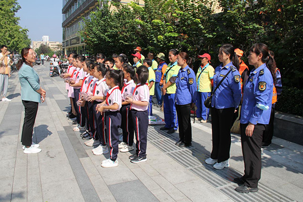 临汾尧都区科奥小学开展“小手拉大手 童心送温暖”公益活动1.jpg